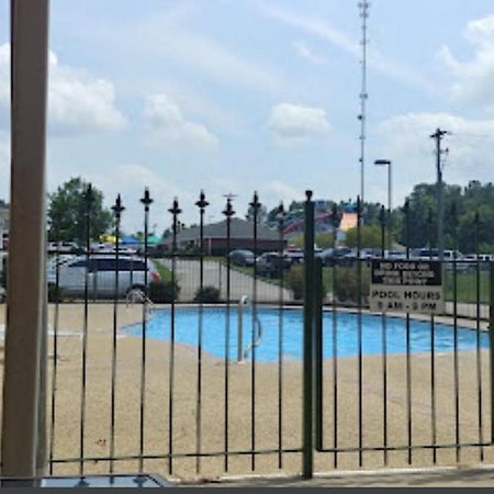 Collins Inn & Suites Bagian luar foto