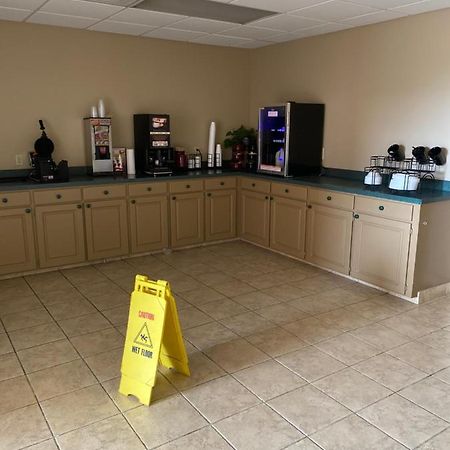 Collins Inn & Suites Bagian luar foto