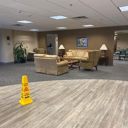 Collins Inn & Suites Bagian luar foto