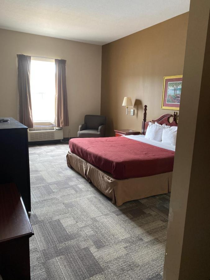 Collins Inn & Suites Bagian luar foto