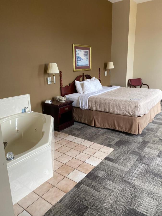 Collins Inn & Suites Bagian luar foto