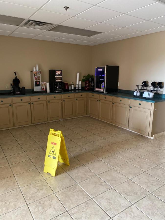 Collins Inn & Suites Bagian luar foto