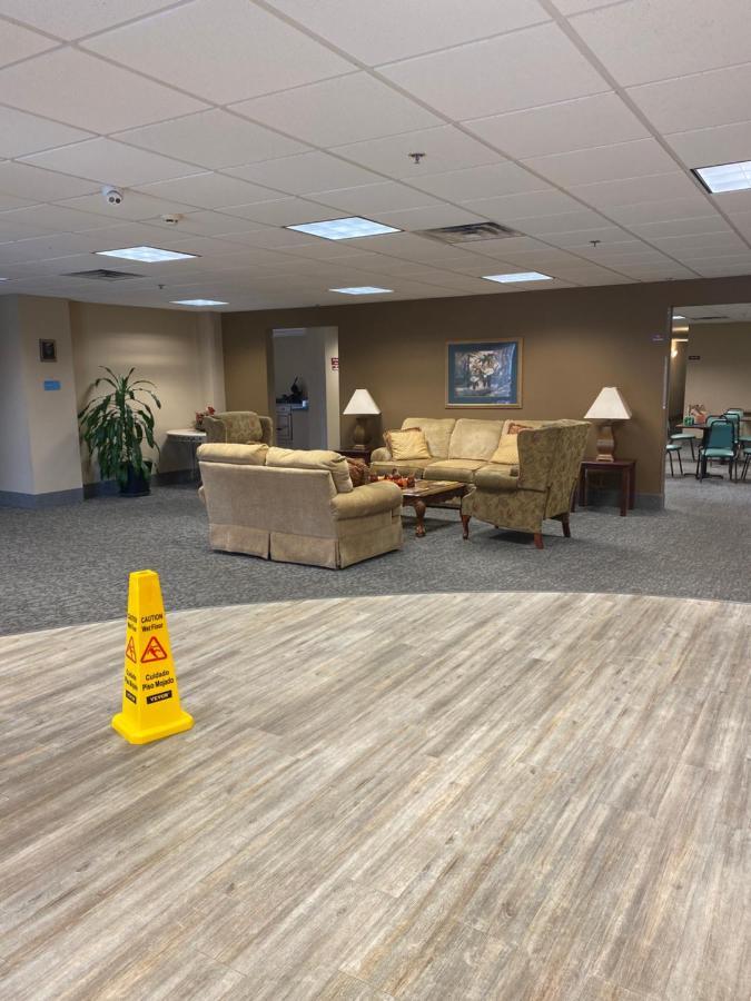 Collins Inn & Suites Bagian luar foto