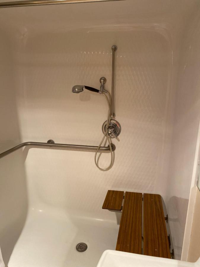 Collins Inn & Suites Bagian luar foto